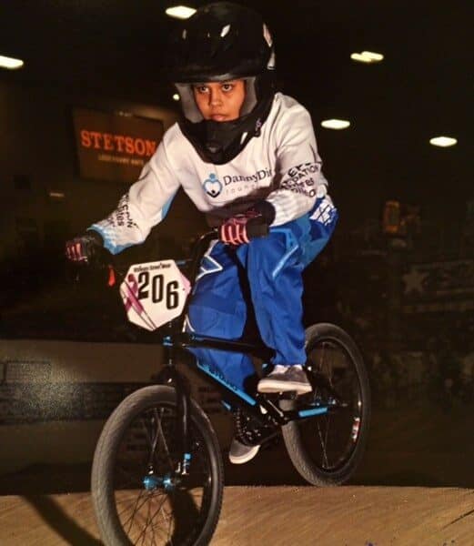 sasha en bicicleta